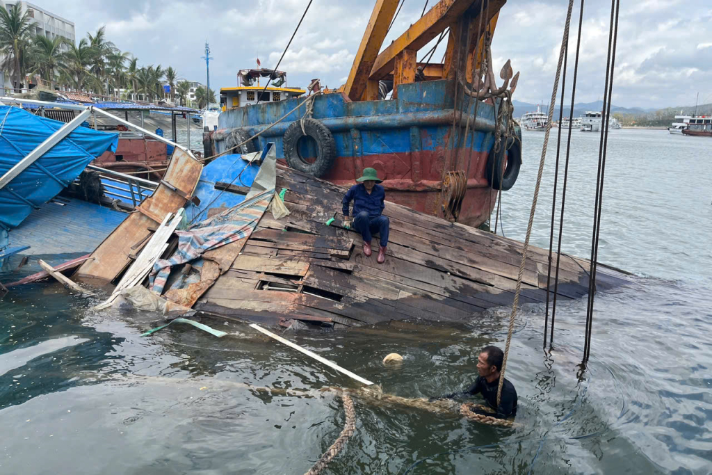 Đơn vị trục vớt tiến hành trục vớt tàu du lịch bị chìm đắm tại khu vực Cảng tàu du lịch quốc tế Tuần Châu.